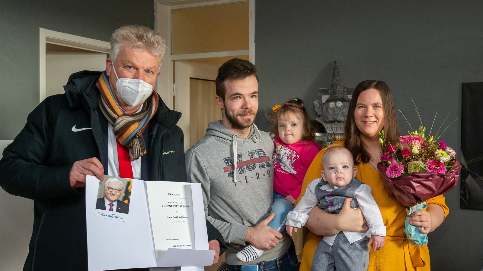 Die Übergabe der Urkunde Ehrenpatenschaft vom Bundespräsidenten an die Familie Hoffmann; von links OB Jürgen Kessing, Patrick, Mariella, Luca und Sabrina Hoffmann. Foto: Bürkle Die Übergabe der Urkunde Ehrenpatenschaft vom Bundespräsidenten an die Familie Hoffmann; von links OB Jürgen Kessing, Patrick, Mariella, Luca und Sabrina Hoffmann. Foto: Bürkle