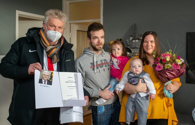 Die Übergabe der Urkunde Ehrenpatenschaft vom Bundespräsidenten an die Familie Hoffmann; von links OB Jürgen Kessing, Patrick, Mariella, Luca und Sabrina Hoffmann. <span class='image-autor'>Foto: Bürkle</span>