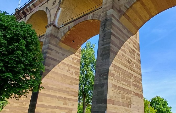 Das Viadukt ist vor allem auch von unten ein imposantes Bauwerk. <span class='image-autor'>Foto: Rücker</span>