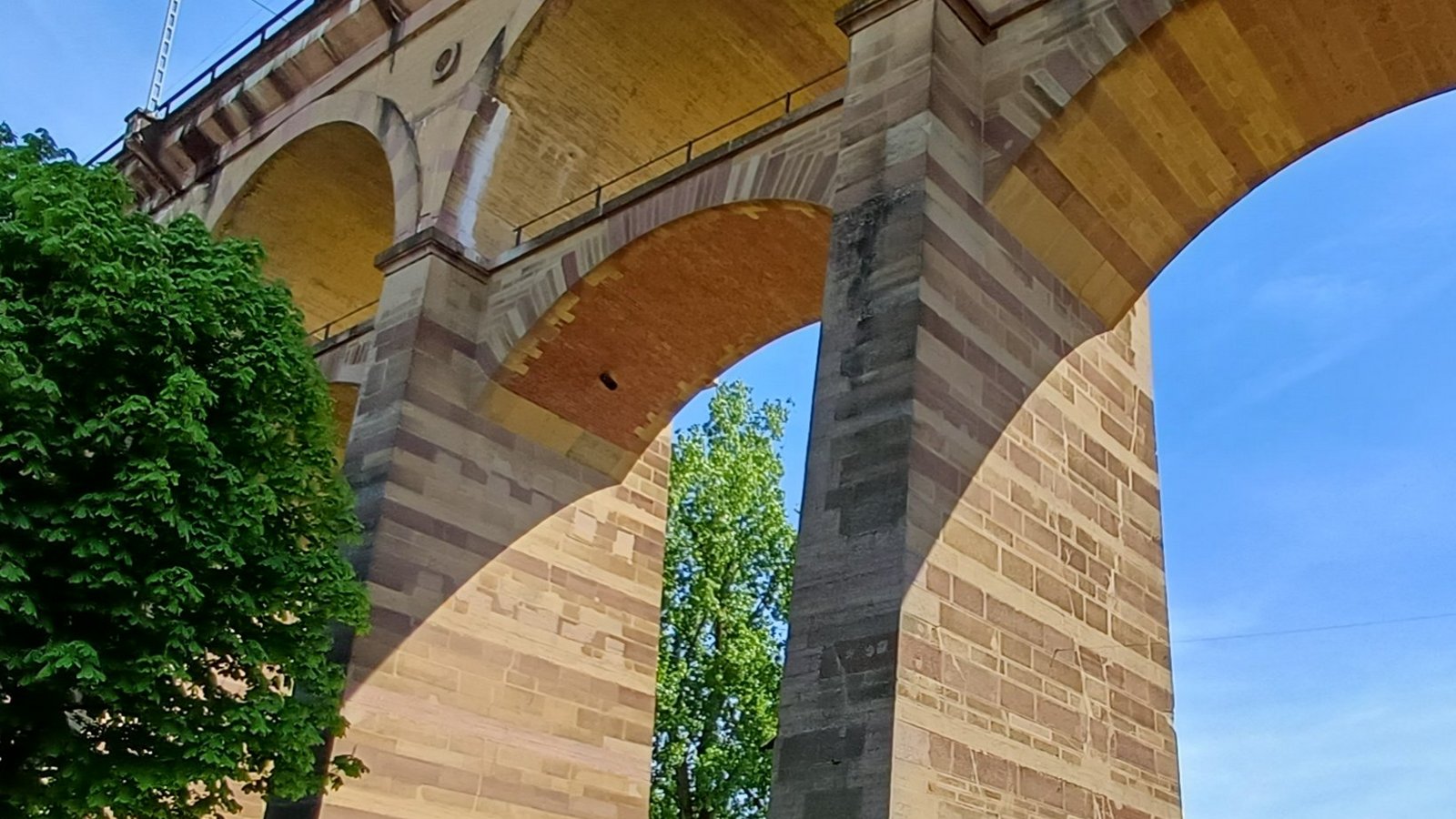Das Viadukt ist vor allem auch von unten ein imposantes Bauwerk. Foto: Rücker