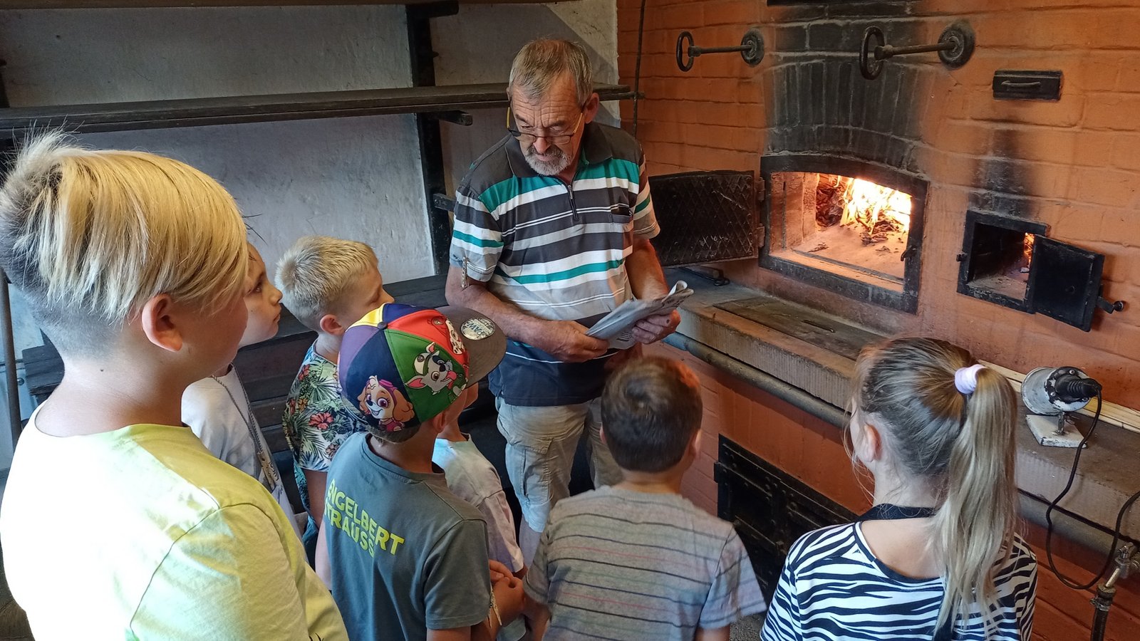 Im alten Backhaus wurde erst einmal der Ofen auf Betriebstemperatur gebracht.  Foto: p