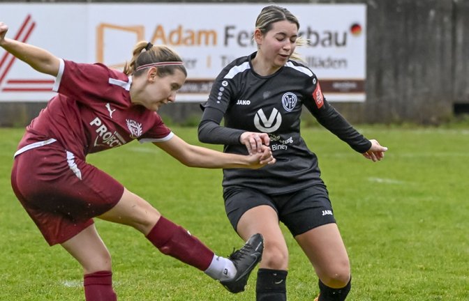 SGM Rosswag Grossglattbaach (roter Dress) - VFB Tamm, 16.11.2025,   Fußball, Frauen, Bezirksliga, Enz-Murr, Saison 2025 / 2026,  Verena Henzen (SGM, #12) zieht ab. Mirella Resta (VFB Tamm, #07) ist zu spät 