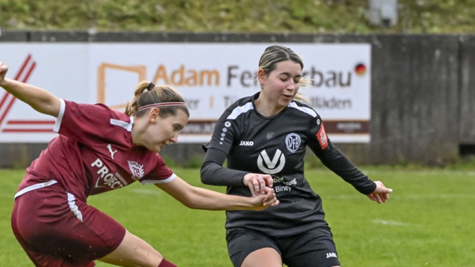 SGM Rosswag Grossglattbaach (roter Dress) - VFB Tamm, 16.11.2025, Fußball, Frauen, Bezirksliga, Enz-Murr, Saison 2025 / 2026, Verena Henzen (SGM, #12) zieht ab. Mirella Resta (VFB Tamm, #07) ist zu spät