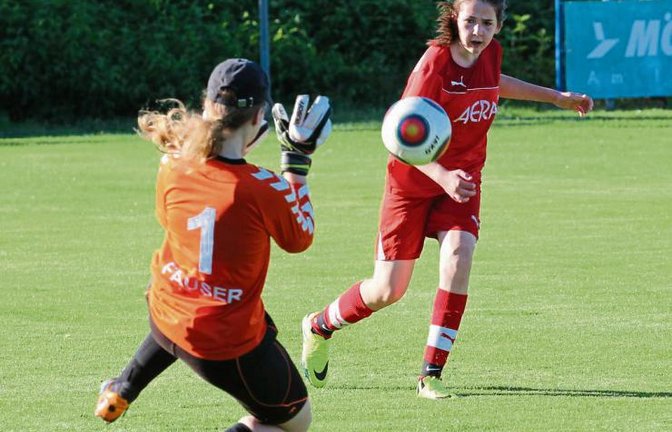 Hannah Mahler (rechts) lässt Gechingens Torfrau Miriam Fauser mit ihrem Schlenzer keine Chance. Es war der Treffer zum zwischenzeitlichen 2:0 für Horrheim. Foto: Nachreiner