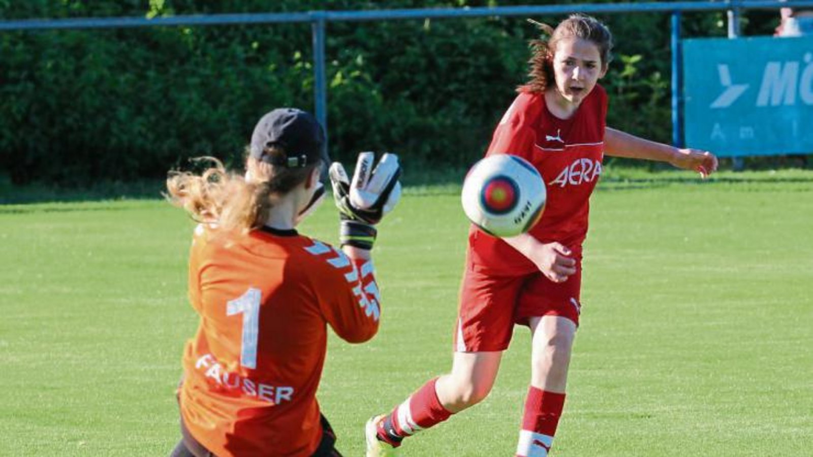 Hannah Mahler (rechts) lässt Gechingens Torfrau Miriam Fauser mit ihrem Schlenzer keine Chance. Es war der Treffer zum zwischenzeitlichen 2:0 für Horrheim. Foto: Nachreiner Hannah Mahler (rechts) lässt Gechingens Torfrau Miriam Fauser mit ihrem Schlenzer keine Chance. Es war der Treffer zum zwischenzeitlichen 2:0 für Horrheim. Foto: Nachreiner