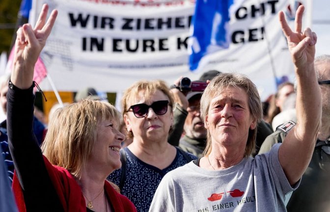 Frieden schaffen ohne Waffen&nbsp;– wer wäre nicht dafür? Eine Antwort darauf lautet: Putin. Das aber wollen viele nicht glauben.<span class='image-autor'>Carsten Koall/dpa</span>