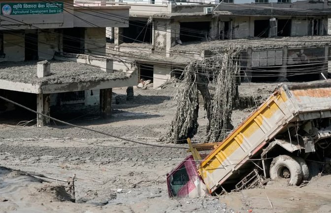 Eine massive Sturzflut in Nepal hat nach Behördenangeben einigen Menschen das Leben gekostet.<span class='image-autor'>Niranjan Shrestha/AP/dpa</span>