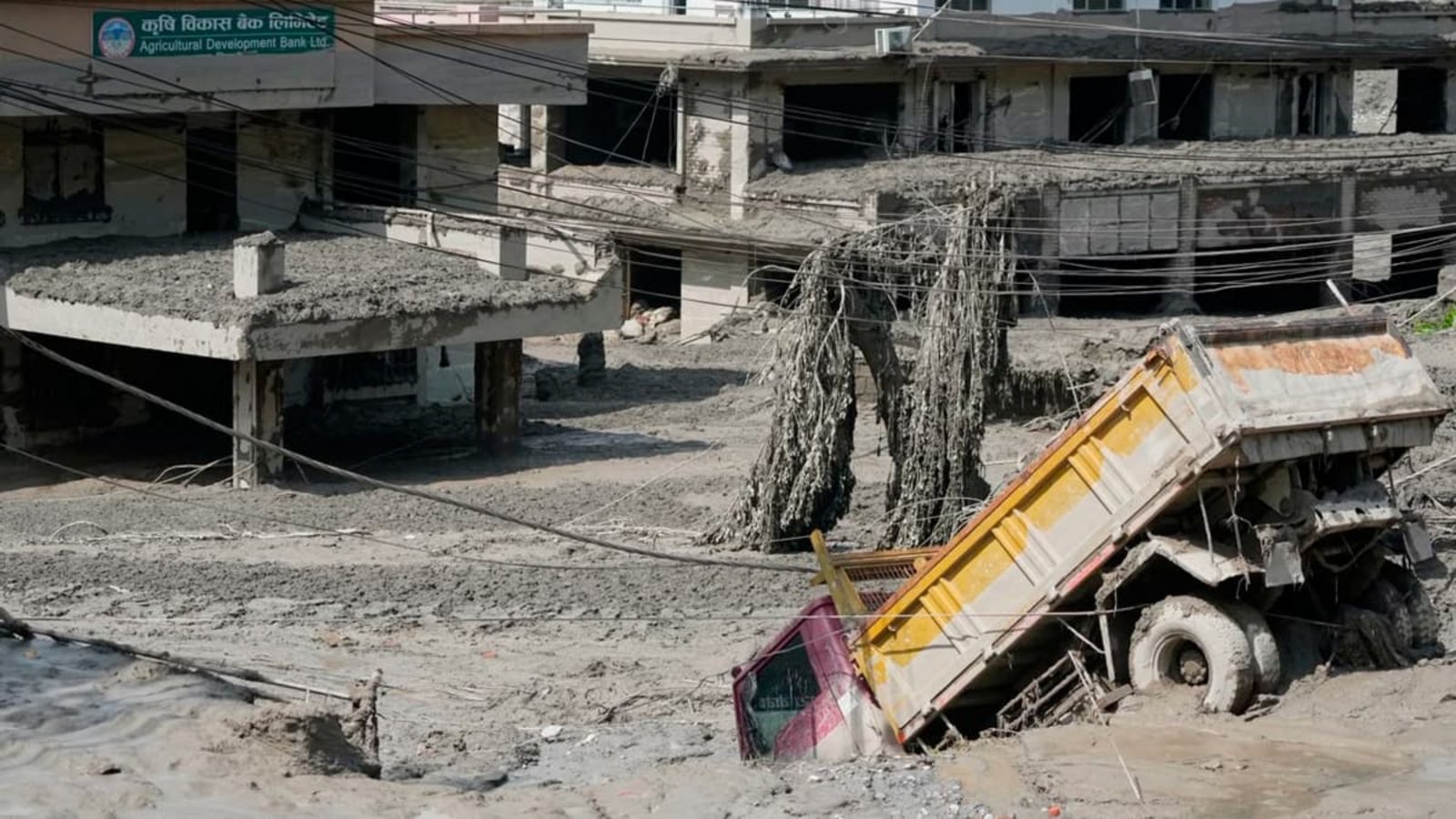 Eine massive Sturzflut in Nepal hat nach Behördenangeben einigen Menschen das Leben gekostet.Niranjan Shrestha/AP/dpa Eine massive Sturzflut in Nepal hat nach Behördenangeben einigen Menschen das Leben gekostet.Niranjan Shrestha/AP/dpa
