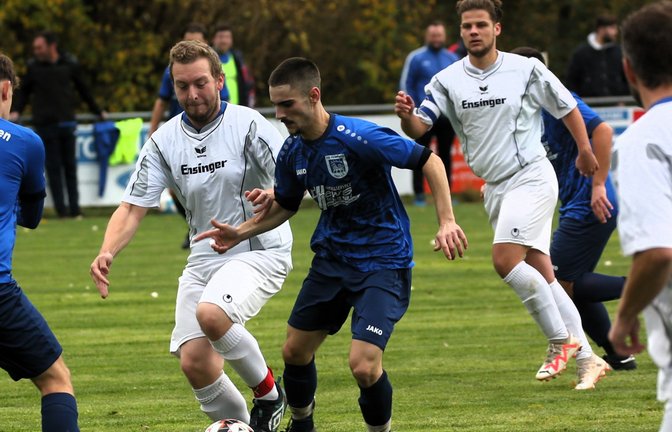 Der VfB Vaiingen (in Blau Luca Carta im Duell mit Gündelbachs Marco Bahnmaier) hat am Sonntag die A-Liga-Reserve der SGM Hohenhaslach/Freudental zu Gast. <span class='image-autor'>Foto: Küppers</span>