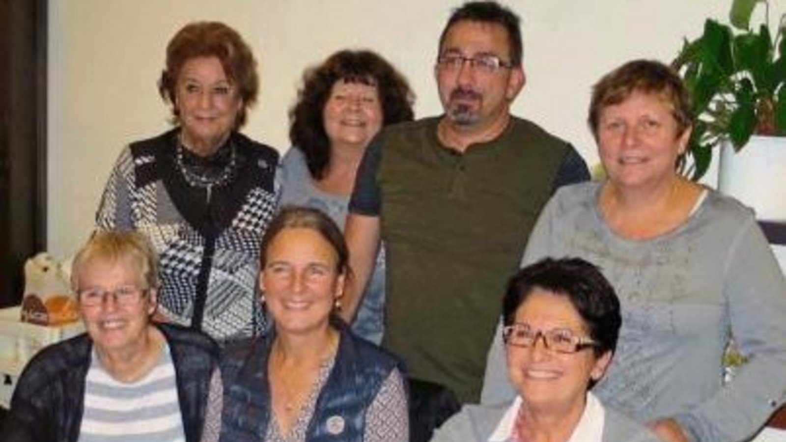 Neue und alte Gesichter: hintere Reihe (von links): Sigi Grefe, Susanne Greif, Markus Schreiner und Hildegard Mack; vordere Reihe (von links): Sabine Geiger, Bigi Eckstein und Moni Deberling. Foto: p Neue und alte Gesichter: hintere Reihe (von links): Sigi Grefe, Susanne Greif, Markus Schreiner und Hildegard Mack; vordere Reihe (von links): Sabine Geiger, Bigi Eckstein und Moni Deberling. Foto: p