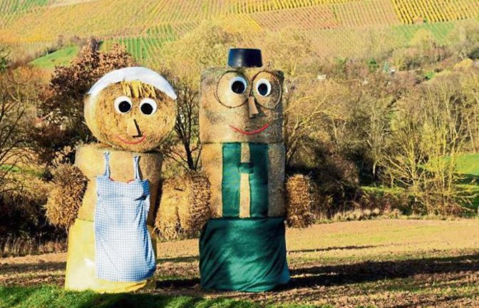 Auf den Feldern zwischen Hohenhaslach und Ochsenbach genießen zwei Strohpuppen die Abendsonne.  Foto: Thalhäuser