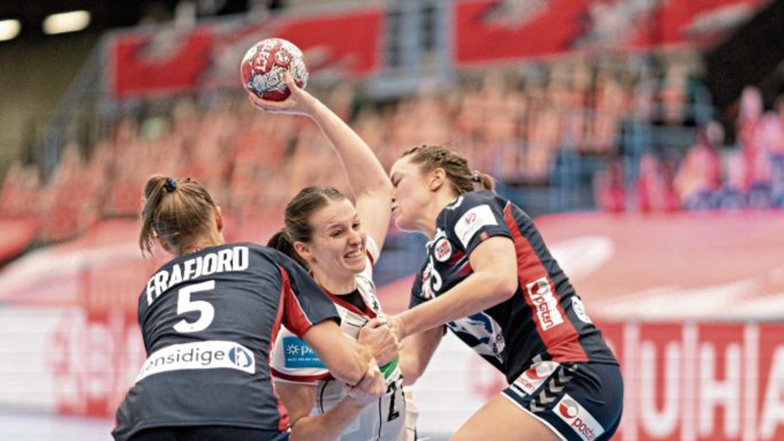 Julia Maidhof (Mitte) hat bei ihrem ersten internationalen Turnier stark aufgespielt. Foto: ddp Julia Maidhof (Mitte) hat bei ihrem ersten internationalen Turnier stark aufgespielt. Foto: ddp