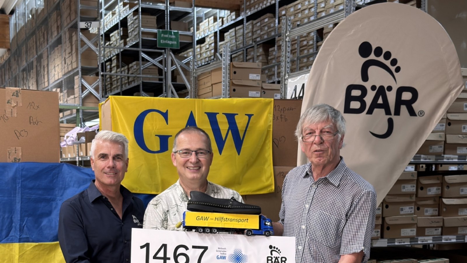 Firmenchef Christof Bär(links) übergibt symbolisch 1467 Paar Schuhe an GAW-Projektleiter Ulrich Hirsch(rechts) und Stadtpfarrer Bernhard Ritter. Foto: p Firmenchef Christof Bär(links) übergibt symbolisch 1467 Paar Schuhe an GAW-Projektleiter Ulrich Hirsch(rechts) und Stadtpfarrer Bernhard Ritter. Foto: p