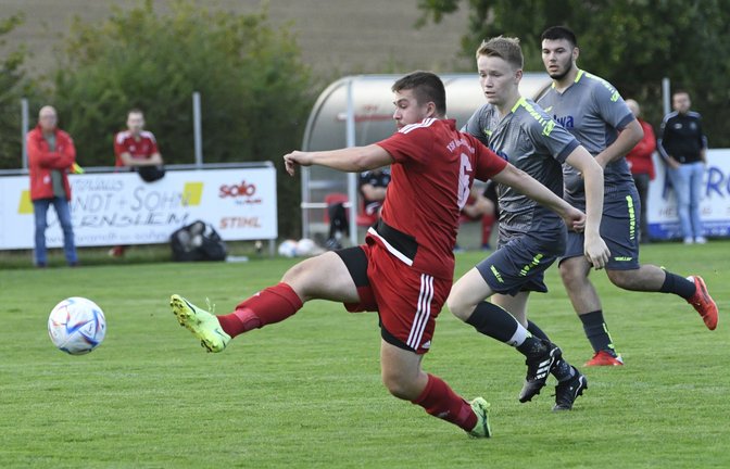Hier kann zwar Nico Neuffer nur zusehen, wie Großglattbachs Torjäger Marvin Prohaska abzieht. Doch der Schuss findet sein Ziel nicht, und am Ende gewinnt die SGM mit 4:2. <span class='image-autor'>Fotos: Leitner</span>