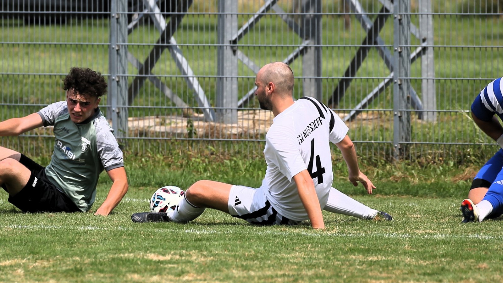 Torwart Kim Berberich (rechts) der SGM Nussdorf/Roßwag ist angeschlagen, Heiko Dieterle (Mitte) macht den Ausputzer. Foto: Küppers Torwart Kim Berberich (rechts) der SGM Nussdorf/Roßwag ist angeschlagen, Heiko Dieterle (Mitte) macht den Ausputzer. Foto: Küppers