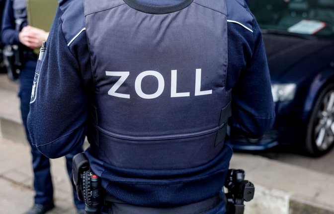 Die Finanzkontrolle Schwarzarbeit des Zolls ist zuständig für Kontrollen zur Einhaltung des Mindestlohns.<span class='image-autor'>Axel Heimken/dpa</span>