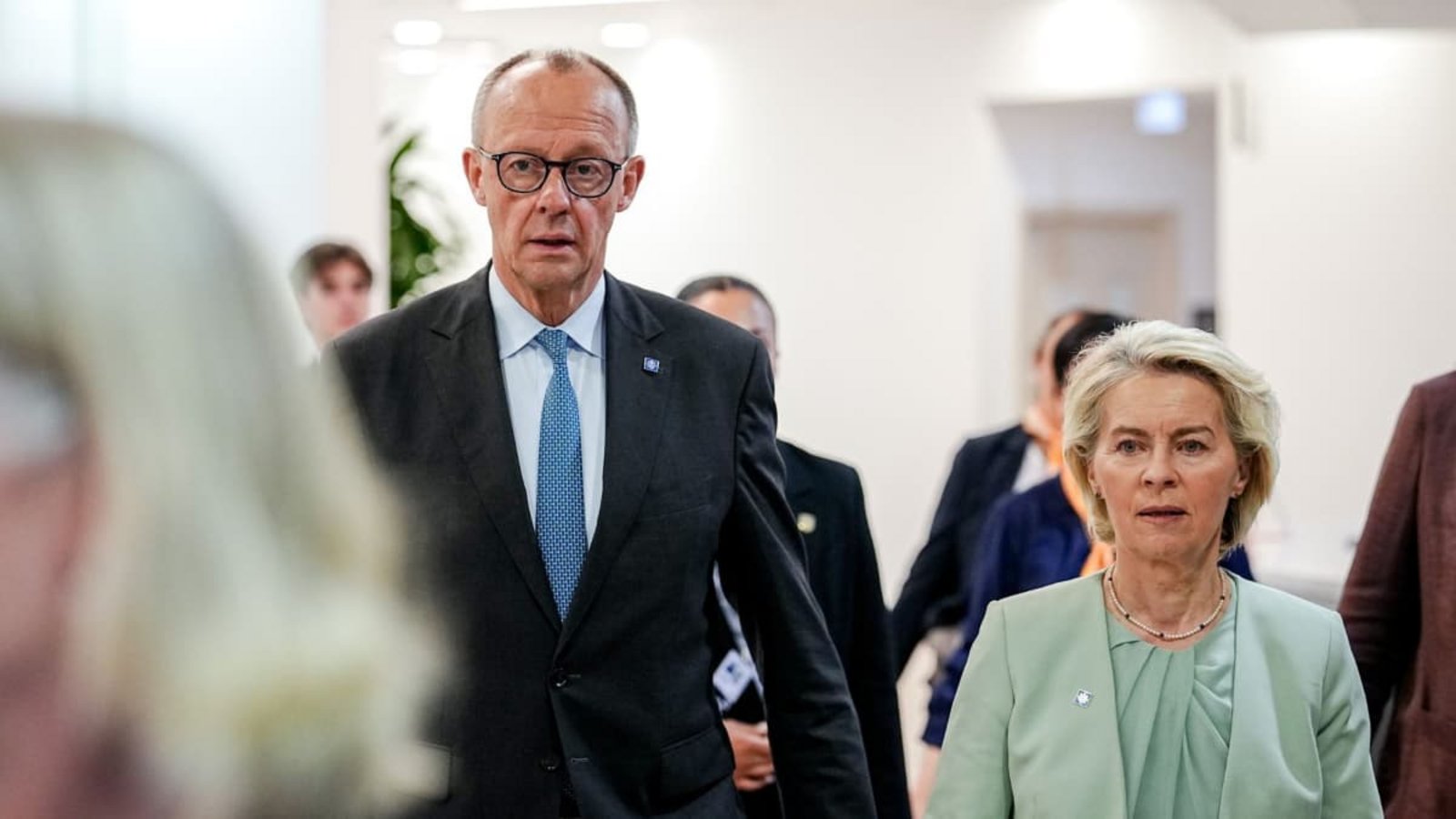 Bundeskanzler Friedrich Merz (CDU) und Ursula von der Leyen (r), Präsidentin der Europäischen Kommission, kommen beim informellen Treffen der Staats- und Regierungschefs der EU-Staaten zu einem gemeinsamen Treffen zusammen.Kay Nietfeld/dpa Bundeskanzler Friedrich Merz (CDU) und Ursula von der Leyen (r), Präsidentin der Europäischen Kommission, kommen beim informellen Treffen der Staats- und Regierungschefs der EU-Staaten zu einem gemeinsamen Treffen zusammen.Kay Nietfeld/dpa