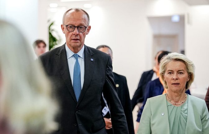 Bundeskanzler Friedrich Merz (CDU) und Ursula von der Leyen (r), Präsidentin der Europäischen Kommission, kommen beim informellen Treffen der Staats- und Regierungschefs der EU-Staaten zu einem gemeinsamen Treffen zusammen.<span class='image-autor'>Kay Nietfeld/dpa</span>