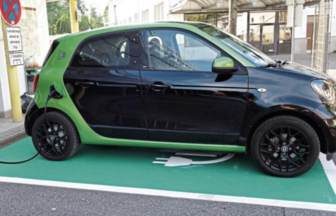 So soll’s sein: Ein Elektroauto wird an der „Zapfsäule“ auf der frischen Grünfläche am Parkhaus Köpfwiesen aufgeladen.  Foto: Rücker