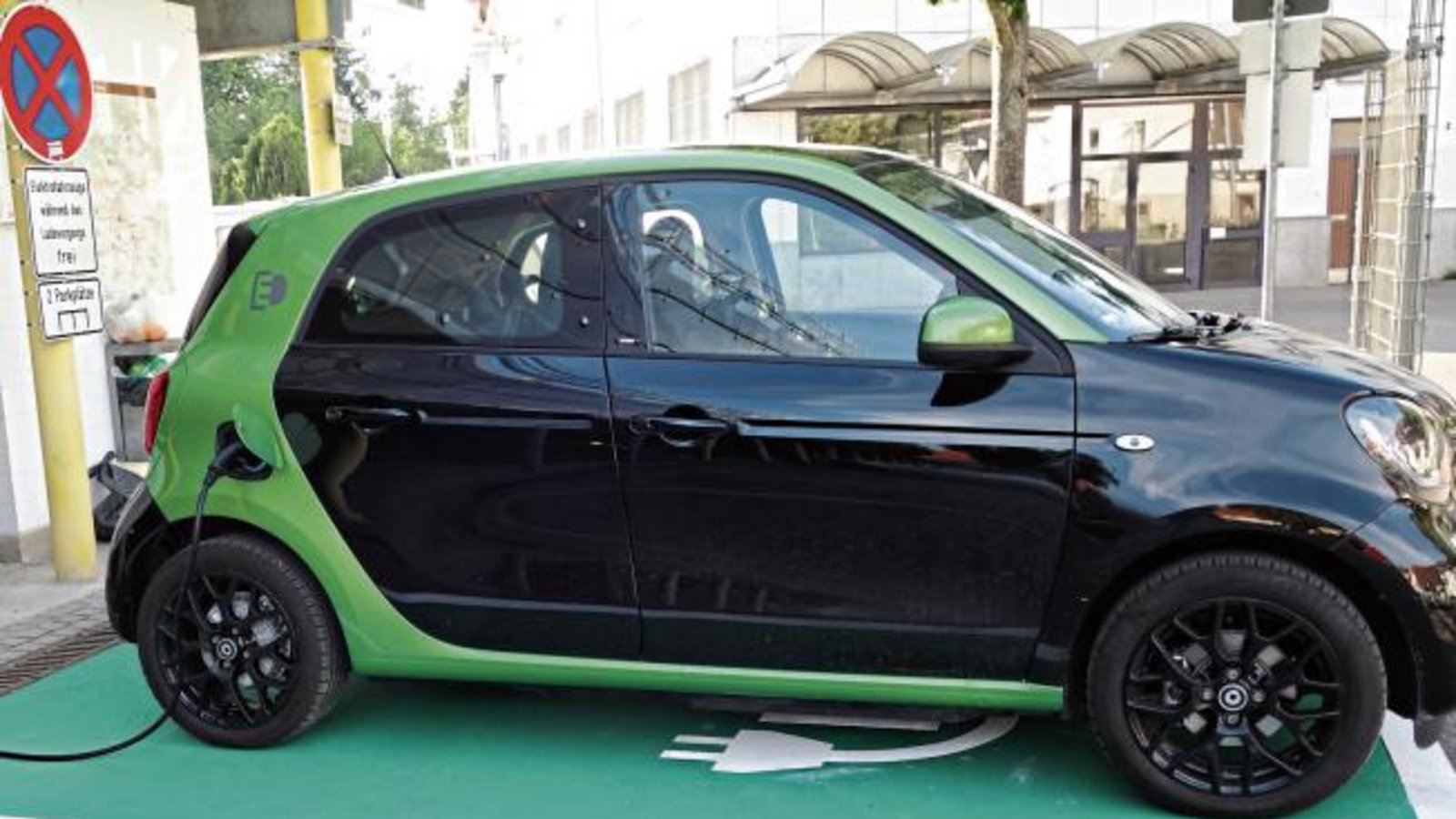 So soll’s sein: Ein Elektroauto wird an der „Zapfsäule“ auf der frischen Grünfläche am Parkhaus Köpfwiesen aufgeladen. Foto: Rücker So soll’s sein: Ein Elektroauto wird an der „Zapfsäule“ auf der frischen Grünfläche am Parkhaus Köpfwiesen aufgeladen. Foto: Rücker