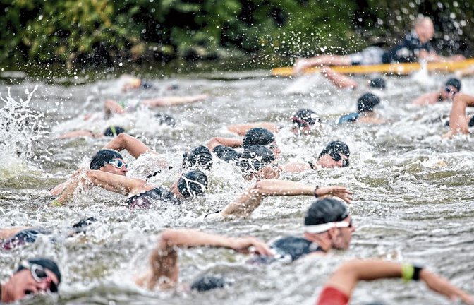 Beim Massenstart wird am Sonntag zwei Mal die Enz schäumen, wenn sich die Triathleten in Mühlacker in den Wettbewerb stürzen. Foto: privat