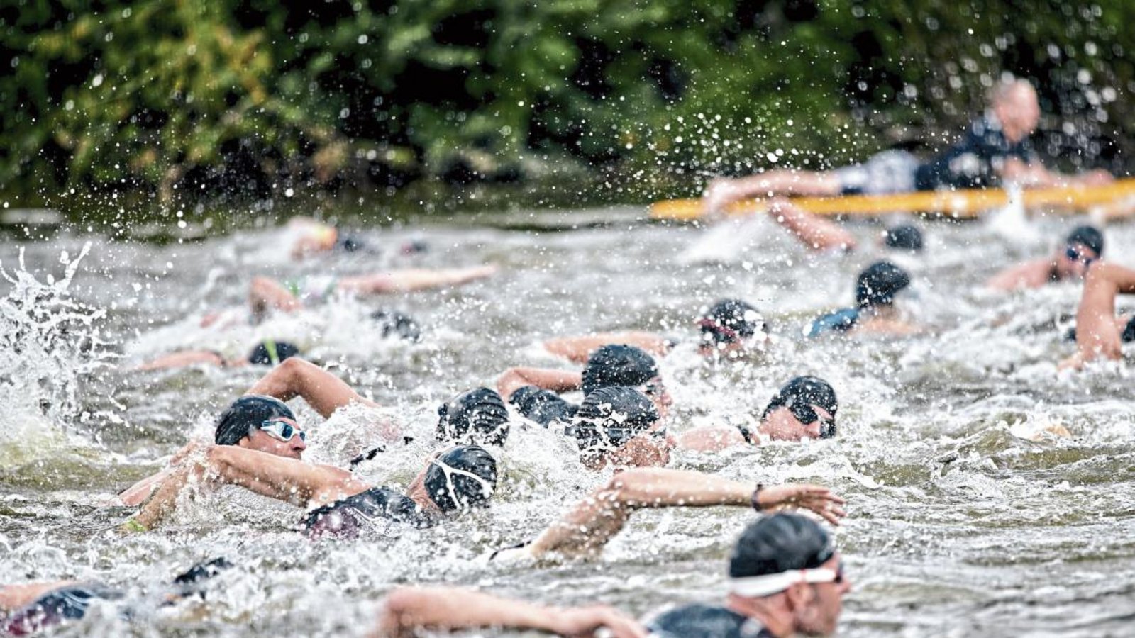 Beim Massenstart wird am Sonntag zwei Mal die Enz schäumen, wenn sich die Triathleten in Mühlacker in den Wettbewerb stürzen. Foto: privat Beim Massenstart wird am Sonntag zwei Mal die Enz schäumen, wenn sich die Triathleten in Mühlacker in den Wettbewerb stürzen. Foto: privat