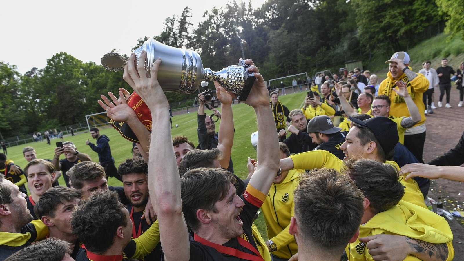 Marco Seufert (mit Pokal) und der SV Leonberg/Eltingen durften in der vergangenen Saison den Titel im Bezirkspokal feiern. Das Finale fand in Ensingen statt. Foto: Leitner Marco Seufert (mit Pokal) und der SV Leonberg/Eltingen durften in der vergangenen Saison den Titel im Bezirkspokal feiern. Das Finale fand in Ensingen statt. Foto: Leitner