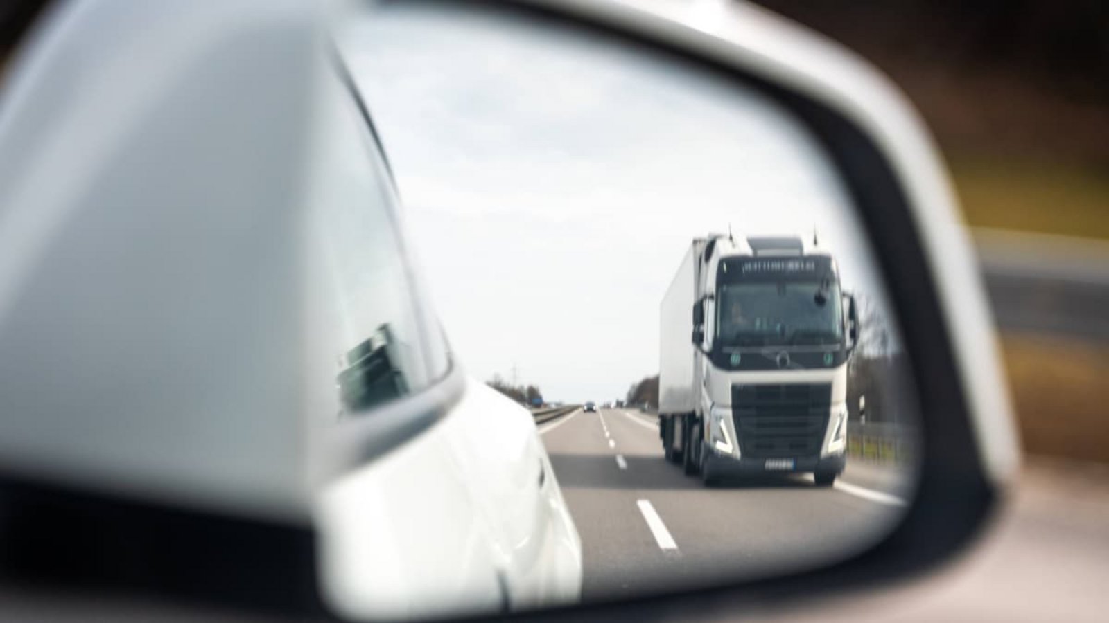 Der Lastwagenfahrer übersah den vor ihm haltenden BMW und fuhr auf (Symbolfoto).Imago/Bihlmayerfotografie
