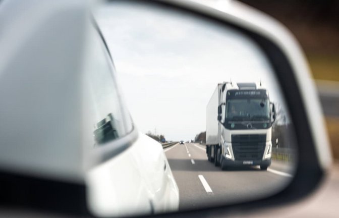 Der Lastwagenfahrer übersah den vor ihm haltenden BMW und fuhr auf (Symbolfoto).<span class='image-autor'>Imago/Bihlmayerfotografie</span>