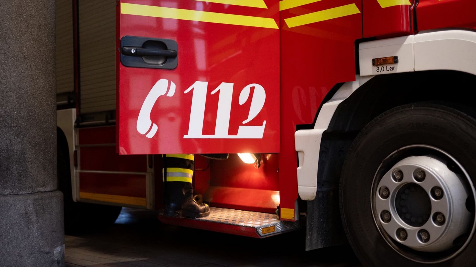 Ein Fahrzeug der Berufsfeuerwehr München steht an der Feuerwache 1 in der Fahrzeughalle. (zu dpa: «Vierjährige stirbt bei Hausbrand in Bodenmais»)Niklas Treppner/dpa