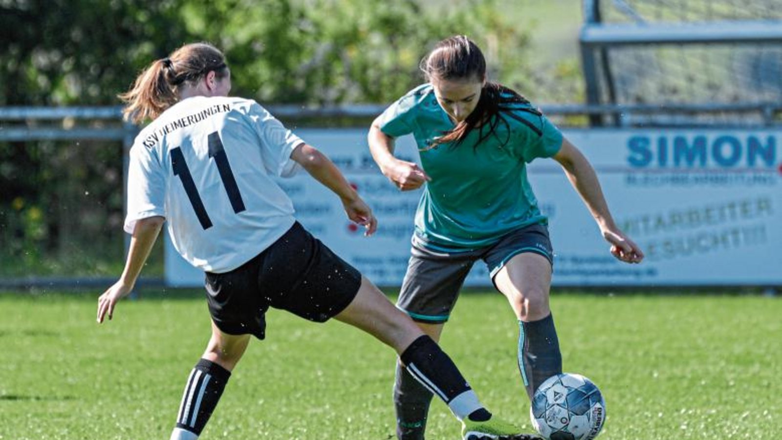 Tamara Lillich (rechts) hat das erste Tor der SGM Sternenfels/Häfnerhaslach zum zwischenzeitlichen 1:1 vorbereitet. Foto: Leitner