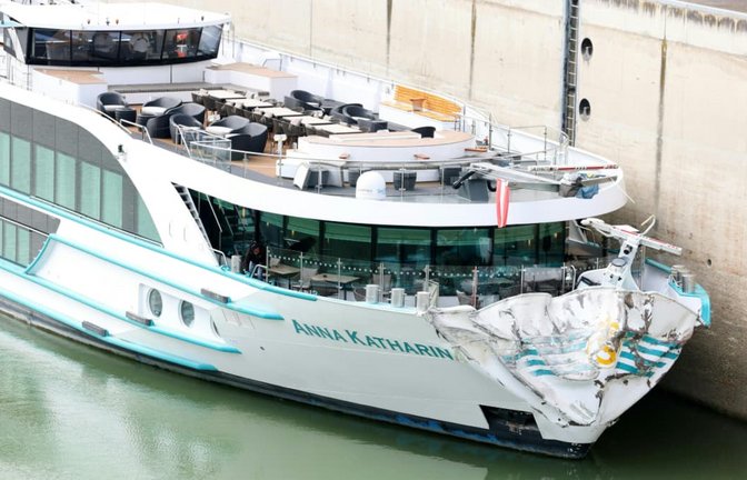 Die „MS Anna Katharina“, mit etwa 200 Personen an Bord ist bei der Schleuse Freudenau in Wien gegen die Kaimauer sowie ein Schleusentor geprallt.<span class='image-autor'>Tobias Steinmaurer/APA/dpa</span>