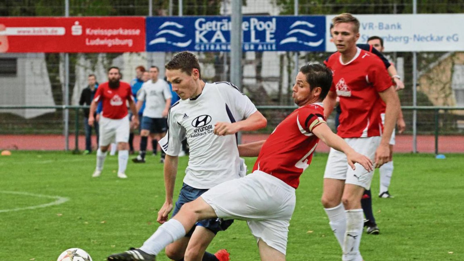 Tim Stuible (links) ist zwar schon wieder ins Mannschaftstraining eingestiegen. Ein Einsatz kommt aber noch zu früh. Foto: Archiv/Nachreiner