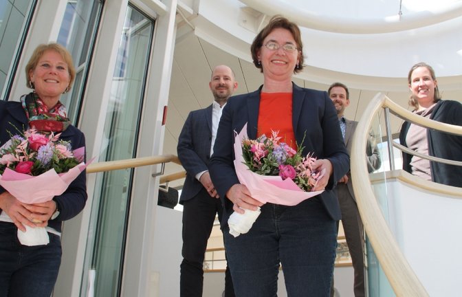 Corinna Benkel (vorne links) tritt die Nachfolge von Petra Rauch (vorne rechts) als Leiterin des Landwirtschaftsamtes an. Die Erste Landesbeamtin Dr. Hilde Neidhardt, Landrat Bastian Rosenau und Landwirtschaftsdezernent Dr. Daniel Sailer (hinten von rechts) gratulieren. <span class='image-autor'>Foto: LE</span>