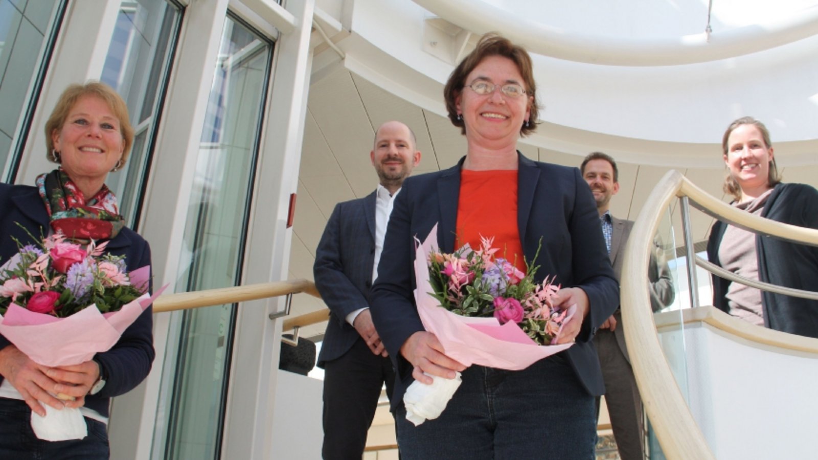 Corinna Benkel (vorne links) tritt die Nachfolge von Petra Rauch (vorne rechts) als Leiterin des Landwirtschaftsamtes an. Die Erste Landesbeamtin Dr. Hilde Neidhardt, Landrat Bastian Rosenau und Landwirtschaftsdezernent Dr. Daniel Sailer (hinten von rechts) gratulieren. Foto: LE Corinna Benkel (vorne links) tritt die Nachfolge von Petra Rauch (vorne rechts) als Leiterin des Landwirtschaftsamtes an. Die Erste Landesbeamtin Dr. Hilde Neidhardt, Landrat Bastian Rosenau und Landwirtschaftsdezernent Dr. Daniel Sailer (hinten von rechts) gratulieren. Foto: LE