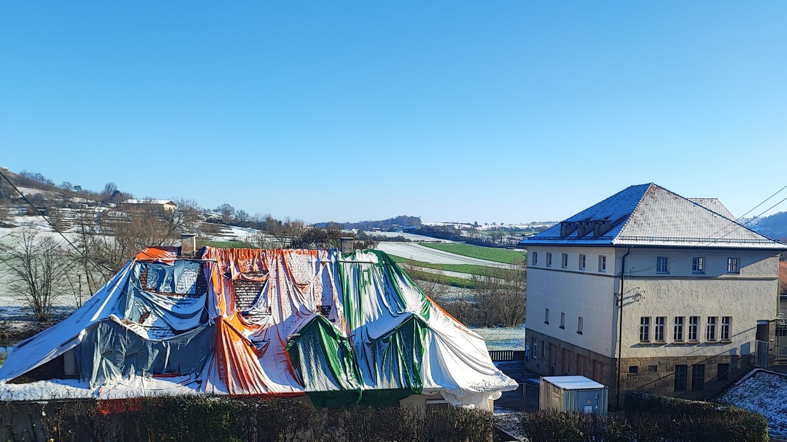 Das mit Plastikplanen bedeckte Gebäude am Flusskraftwerk. Foto: p