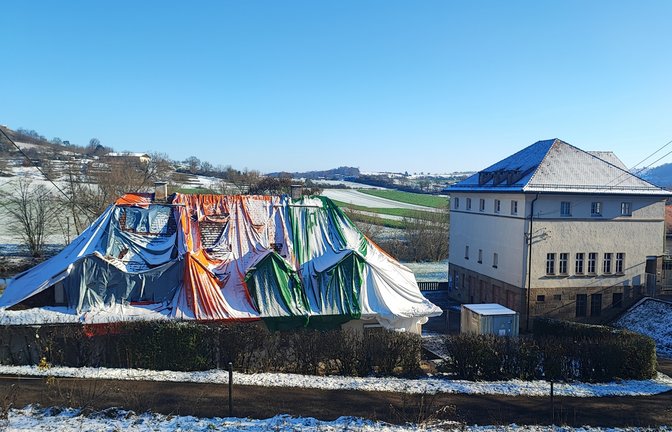Das mit Plastikplanen bedeckte Gebäude am Flusskraftwerk. <span class='image-autor'>Foto: p</span>