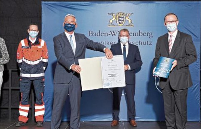 Innenminister Thomas Strobl (Dritter von links) bei der Feierstunde in Bruchsal.  Foto: p