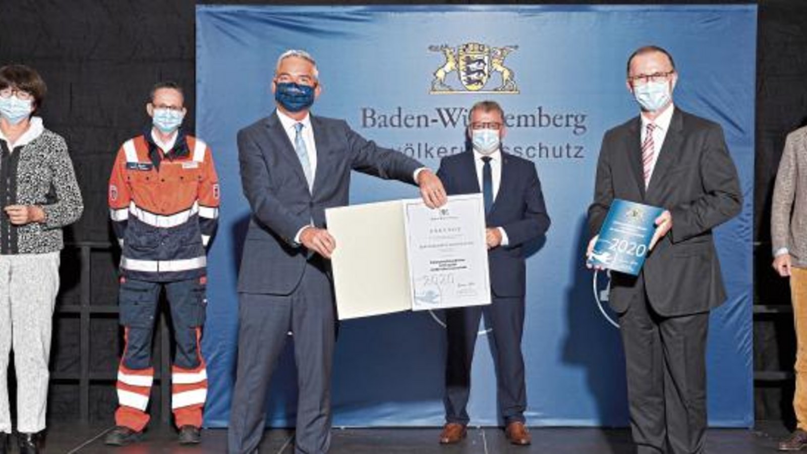 Innenminister Thomas Strobl (Dritter von links) bei der Feierstunde in Bruchsal.  Foto: p