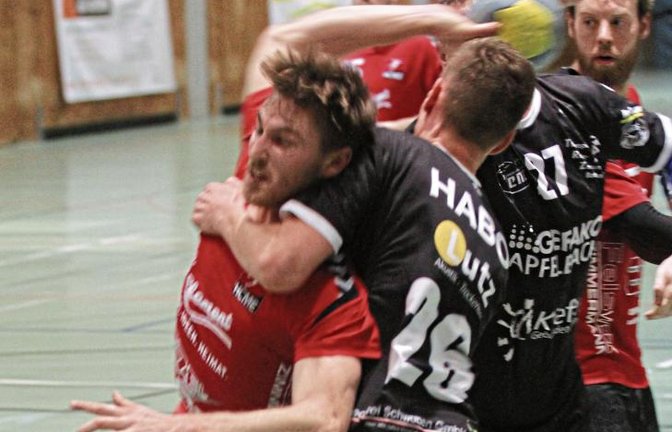 Körperlich zur Sache gingen die Spieler der Bottwar SG III in der Abwehr. Hier wird Felix Gschwend vom HC Metter-Enz (links) von Jannik Horrer in den Schwitzkasten genommen. Foto: Nachreiner