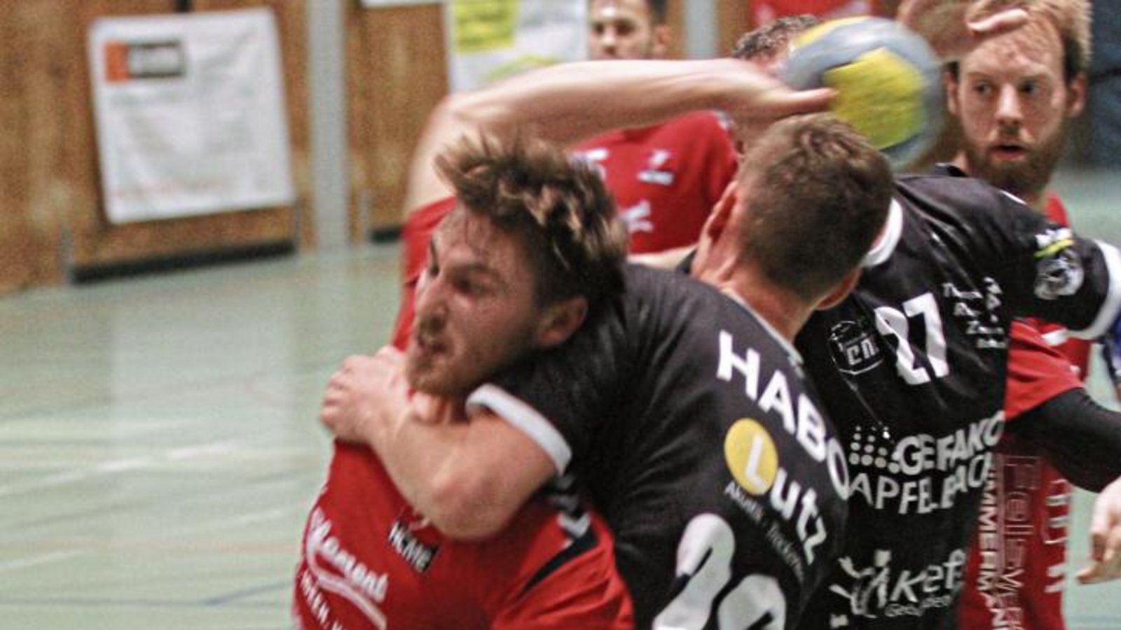 Körperlich zur Sache gingen die Spieler der Bottwar SG III in der Abwehr. Hier wird Felix Gschwend vom HC Metter-Enz (links) von Jannik Horrer in den Schwitzkasten genommen. Foto: Nachreiner Körperlich zur Sache gingen die Spieler der Bottwar SG III in der Abwehr. Hier wird Felix Gschwend vom HC Metter-Enz (links) von Jannik Horrer in den Schwitzkasten genommen. Foto: Nachreiner