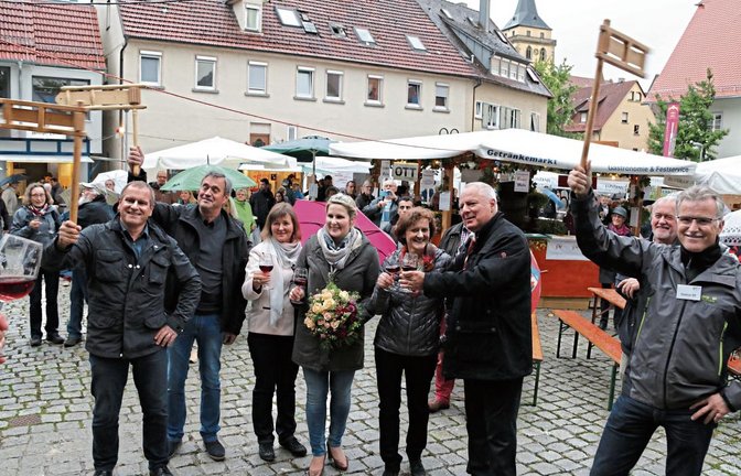 Mit Rätschenlärm stoßen Bürgermeister Fiedler (mit Glas, dann von rechts), Zimmermann, Ritz und Körner an. Foto: Bögel