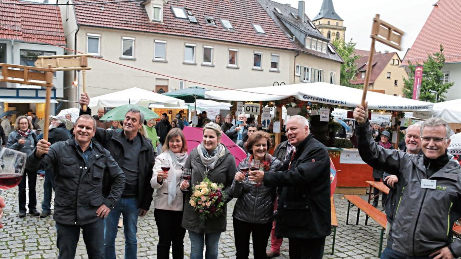 Mit Rätschenlärm stoßen Bürgermeister Fiedler (mit Glas, dann von rechts), Zimmermann, Ritz und Körner an. Foto: Bögel
