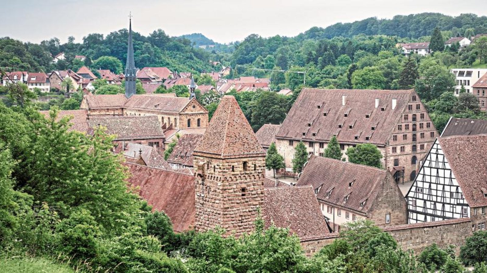 Das Kloster Maulbronn blickt auf eine lange Geschichte zurück, in der auch ein Kochbuch mit mehr als 1000 Rezepten vorkommt. Foto: SSG Das Kloster Maulbronn blickt auf eine lange Geschichte zurück, in der auch ein Kochbuch mit mehr als 1000 Rezepten vorkommt. Foto: SSG