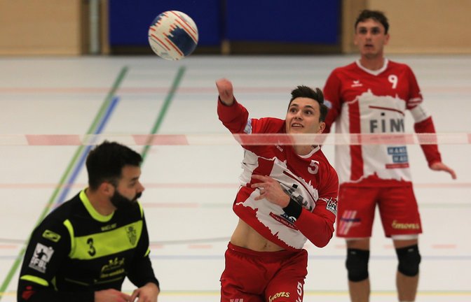 Immer wieder muss Oliver Bauer das Genick einziehen, wenn Johannes Jungclaussen schlägt. Am Ende gewinnt der TVV mit 5:2. <span class='image-autor'>Foto: Küppers</span>