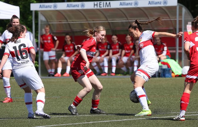 Im Halbfinale des Frauen-WFV-Pokals 24/25 traf der VfB Stuttgart II (in Weiß) vor knapp anderthalb Jahren auf den VfB Stuttgart I (in Rot): Teresa Böpple (2. v. re.) lief damals für die zweite Mannschaft der Roten aus Cannstatt auf.<span class='image-autor'>Imago/Baumann</span>