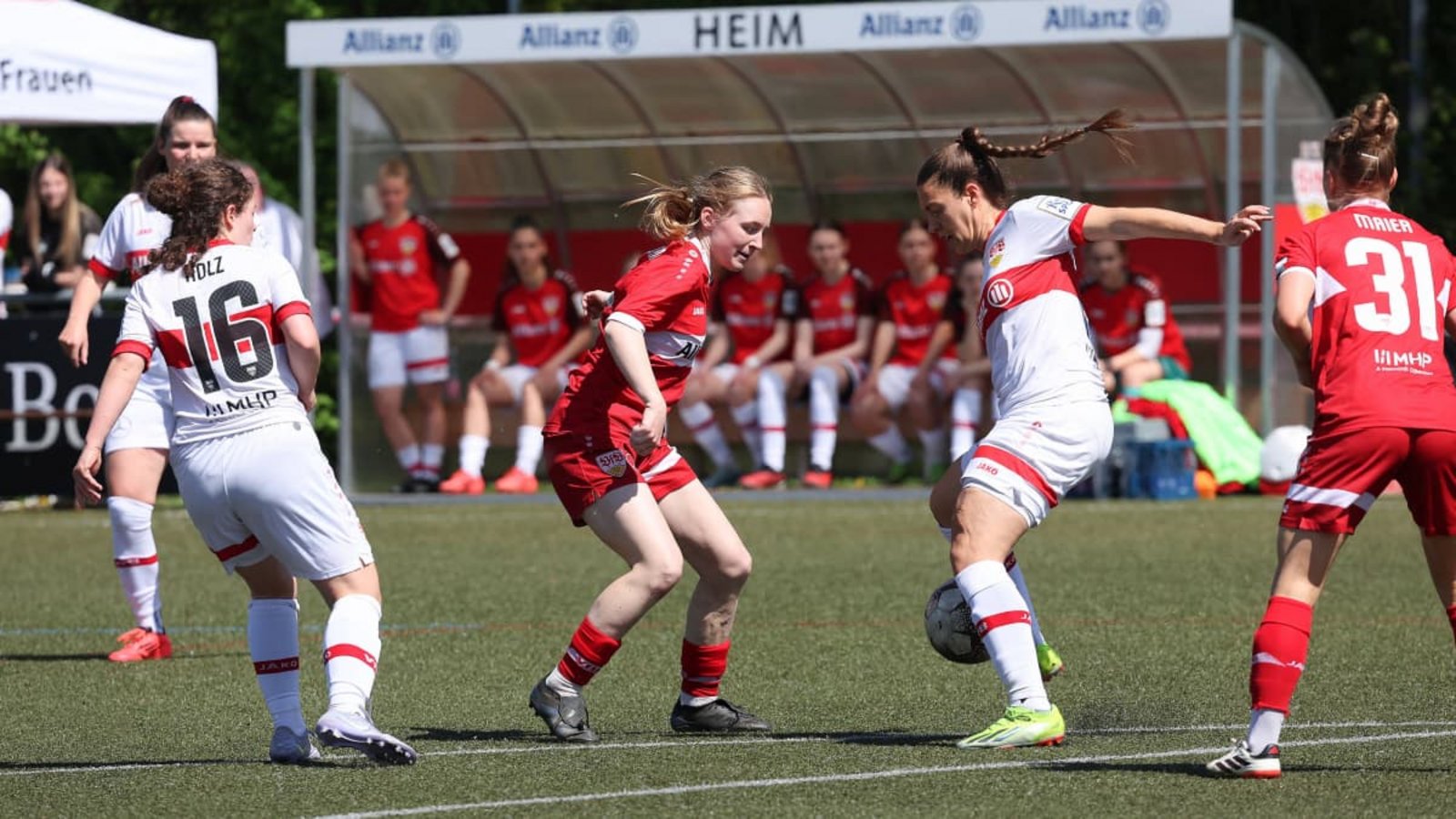 Im Halbfinale des Frauen-WFV-Pokals 24/25 traf der VfB Stuttgart II (in Weiß) vor knapp anderthalb Jahren auf den VfB Stuttgart I (in Rot): Teresa Böpple (2. v. re.) lief damals für die zweite Mannschaft der Roten aus Cannstatt auf.Imago/Baumann Im Halbfinale des Frauen-WFV-Pokals 24/25 traf der VfB Stuttgart II (in Weiß) vor knapp anderthalb Jahren auf den VfB Stuttgart I (in Rot): Teresa Böpple (2. v. re.) lief damals für die zweite Mannschaft der Roten aus Cannstatt auf.Imago/Baumann
