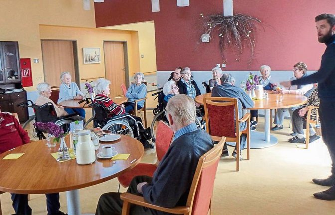 Der Maikaffee mundet im Pflegeheim „Haus am Schlösslesgarten“. Foto: sg