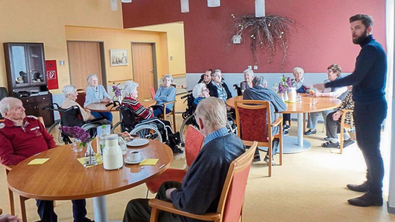 Der Maikaffee mundet im Pflegeheim „Haus am Schlösslesgarten“. Foto: sg Der Maikaffee mundet im Pflegeheim „Haus am Schlösslesgarten“. Foto: sg