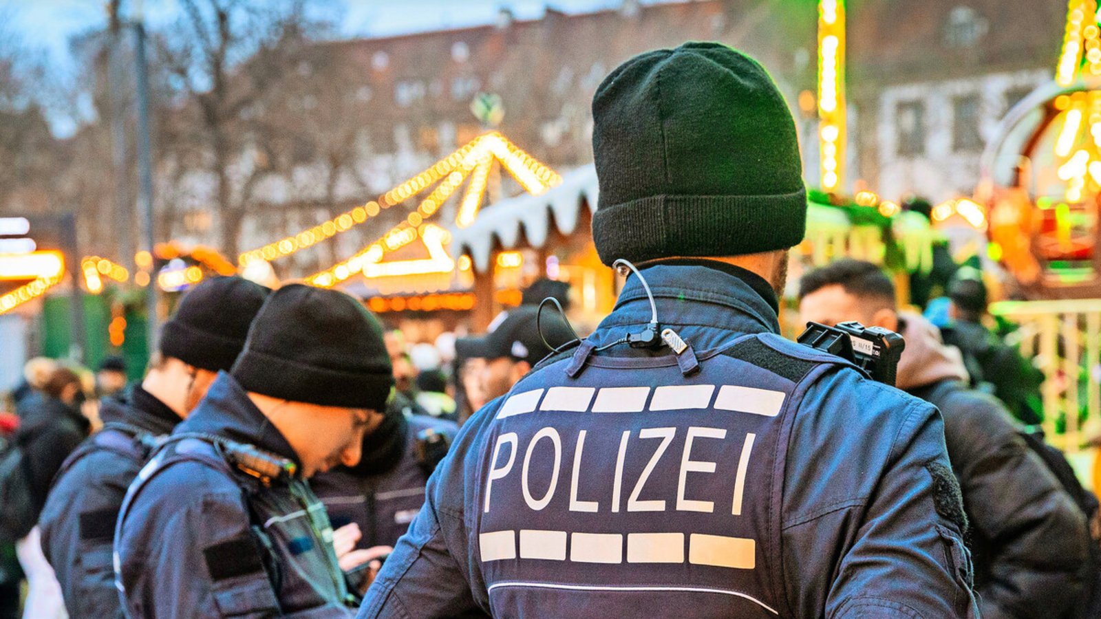 Kontrolle auf dem Stuttgarter Weihnachtsmarkt: Die Polizei kann jetzt genauer hinschauen.Kontrolle auf dem Stuttgarter Weihnachtsmarkt: Die Polizei kann jetzt genauer hinschauen.Foto: Lichtgut/Julian Rettig Kontrolle auf dem Stuttgarter Weihnachtsmarkt: Die Polizei kann jetzt genauer hinschauen.Kontrolle auf dem Stuttgarter Weihnachtsmarkt: Die Polizei kann jetzt genauer hinschauen.Foto: Lichtgut/Julian Rettig